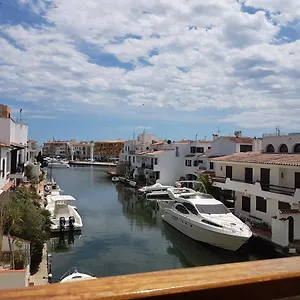 magnifico-apartamento-junto-al-canal-principal.topcostabravahotels.com/